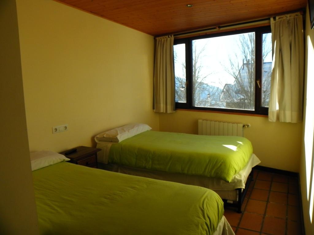 Hostal Yeti Sierra Nevada Exterior photo